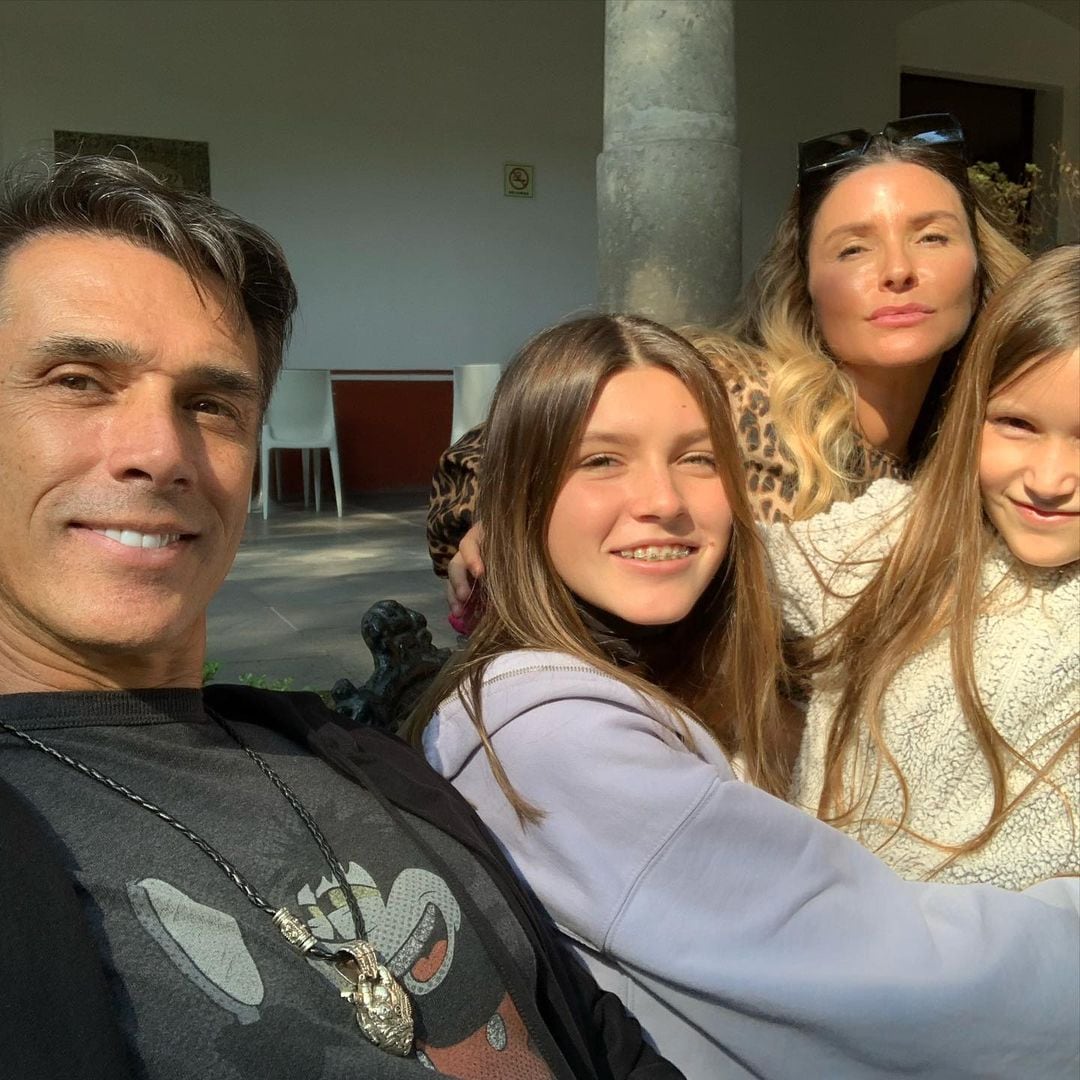 Sergio Mayer con su esposa Issabela Camil y sus hijas.