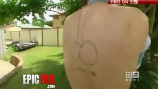 Pene tatuado en espalda de hombre autista