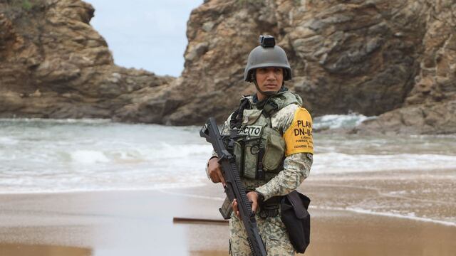 Prestadores de servicios en la playa de San Agustinillo realizan labores de limpieza en sus negocios luego del paso del huracán Erick