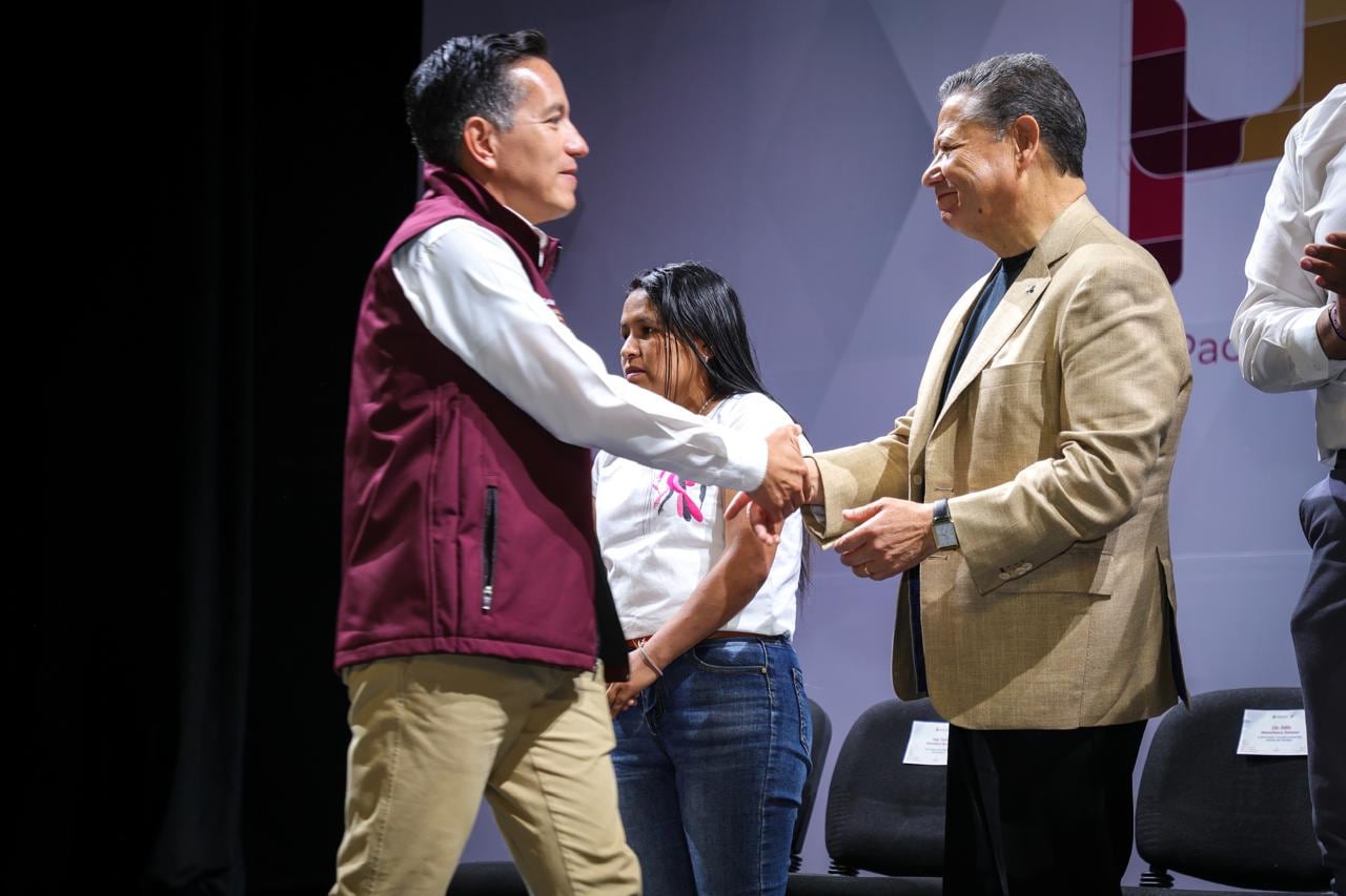 Julio Menchaca entregó apoyos económicos a dueños de negocios afectados por las lluvias.