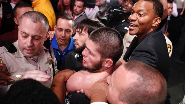 Nurmagomedov fue escoltado por la policía.