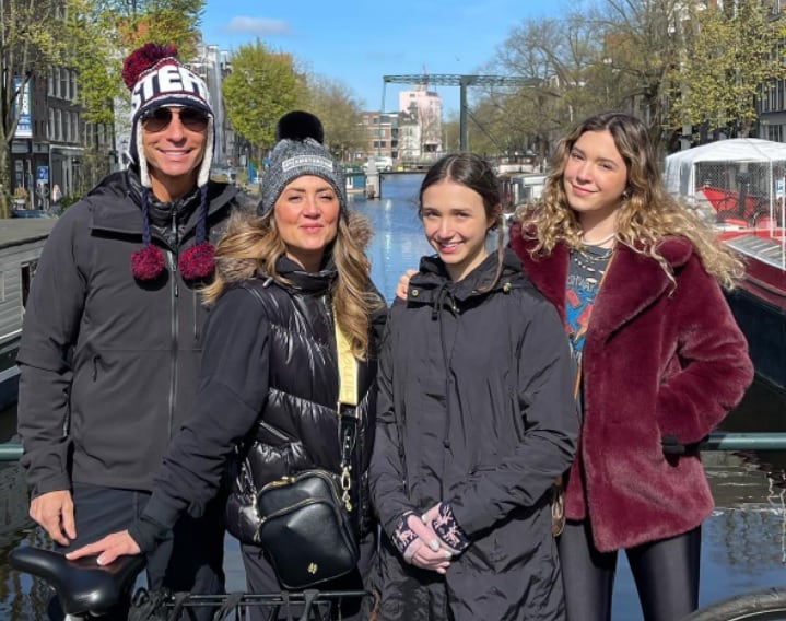 Andrea Legarreta, Erik Rubín, Mia y Nina