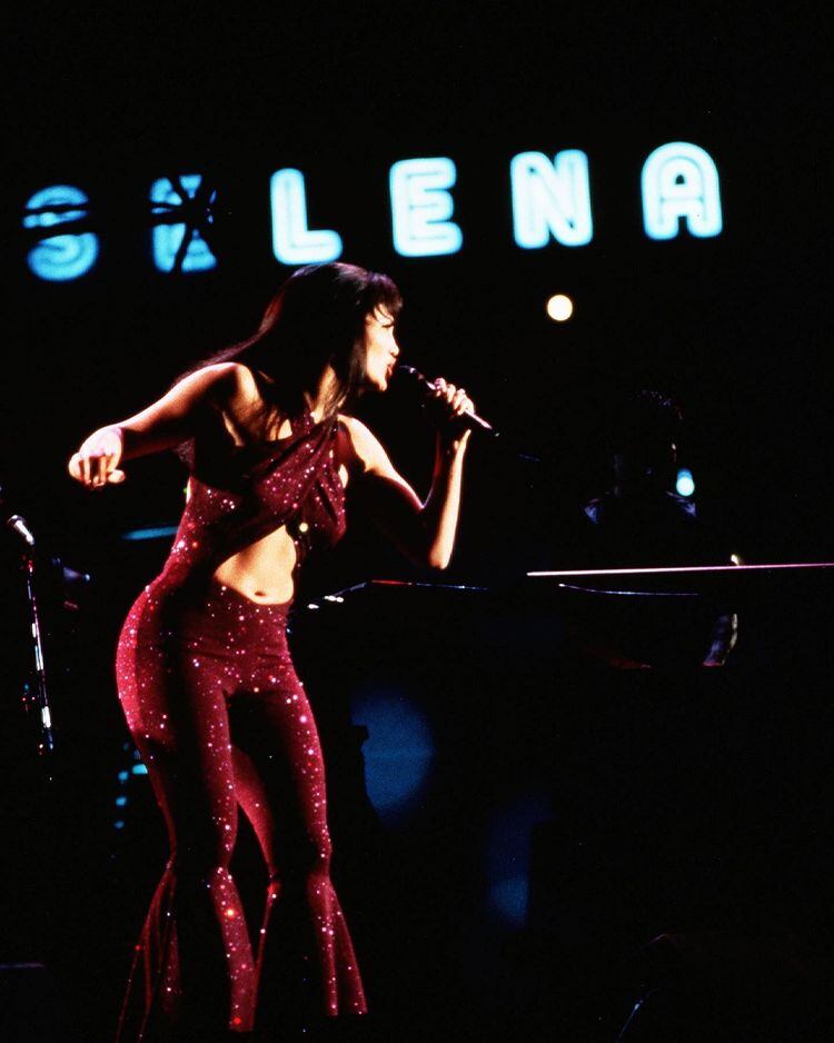 Jennifer Lopez como Selena Quintanilla