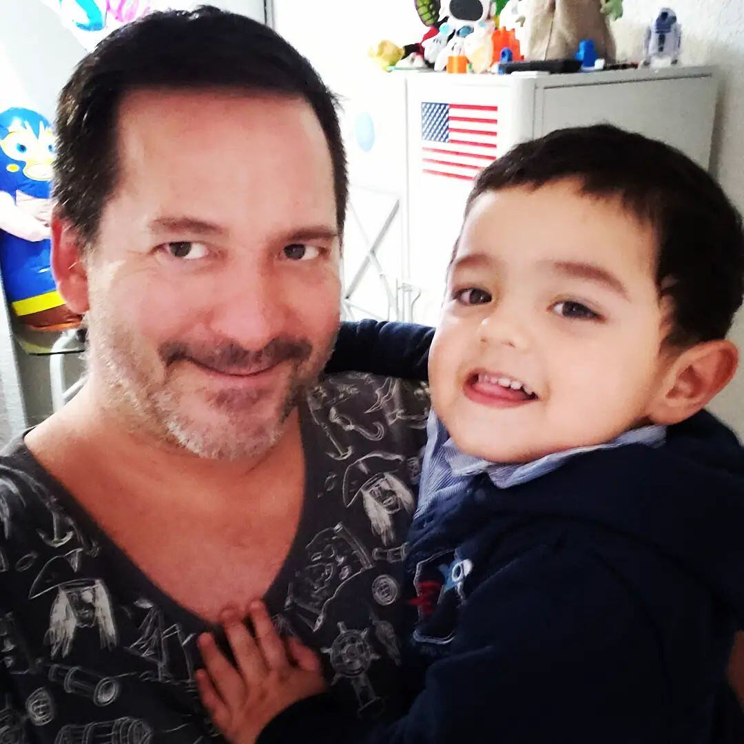 Luis Enrique Guzmán y su hijo Apolo.