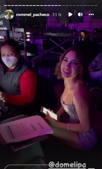 Domelipa sufre accidente con vestido.