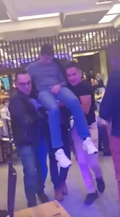 Amigos cargan al borracho que ganó la rifa