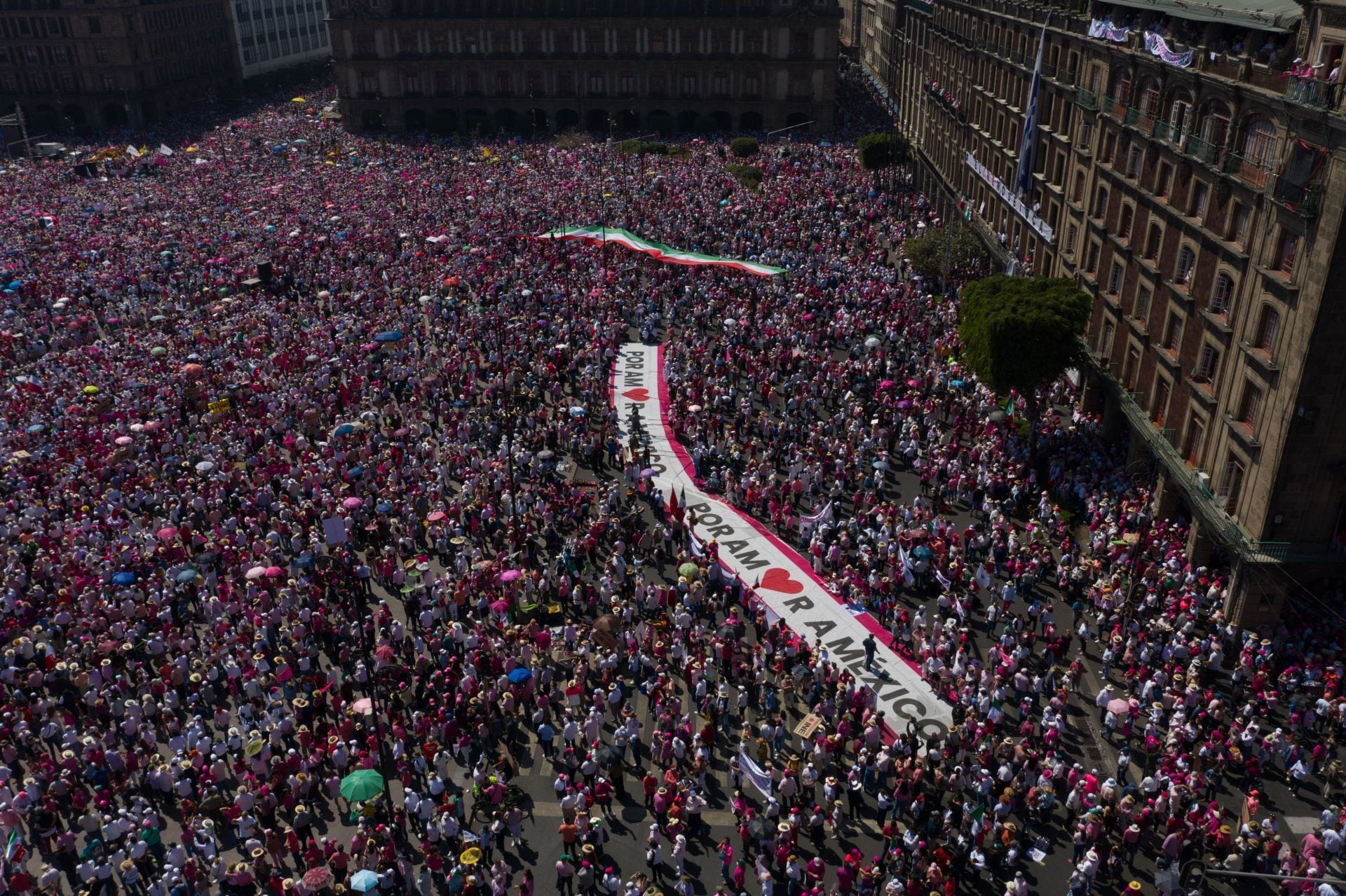El Zócalo del Centro Histórico lució lleno durante el mitin en defensa del INE