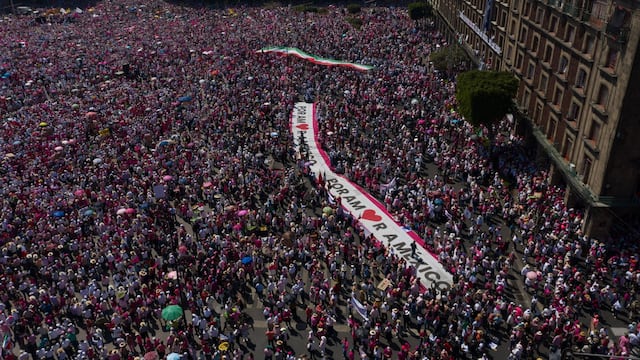 El Zócalo del Centro Histórico lució lleno durante el mitin en defensa del INE