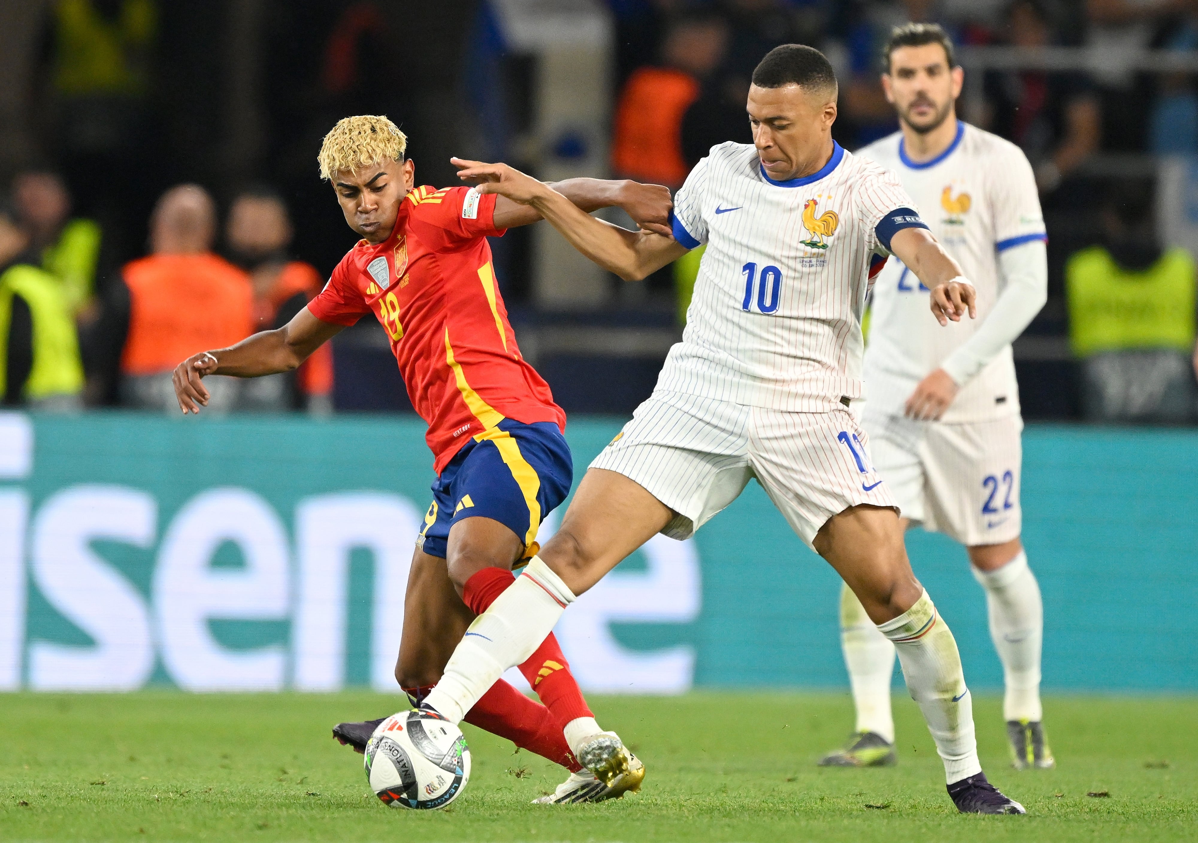 Lamine Yamal y Kylian Mbappé pelean por el Balón de Oro