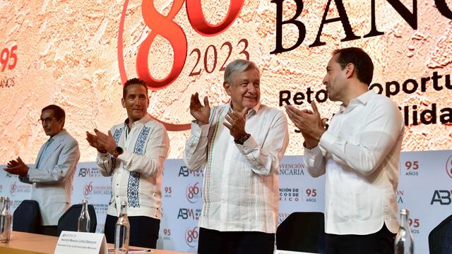 Daniel Becker, presidente de la ABM; Andrés Manuel López Obrador, Presidente de México, durante la inauguración de la 86 Convención Bancaria.