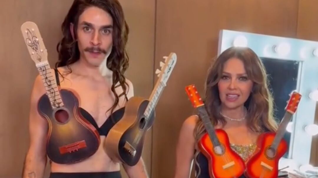 ¿Thalía o Andrés Johnson? Un video revela quién luce mejor el disfraz de guitarras