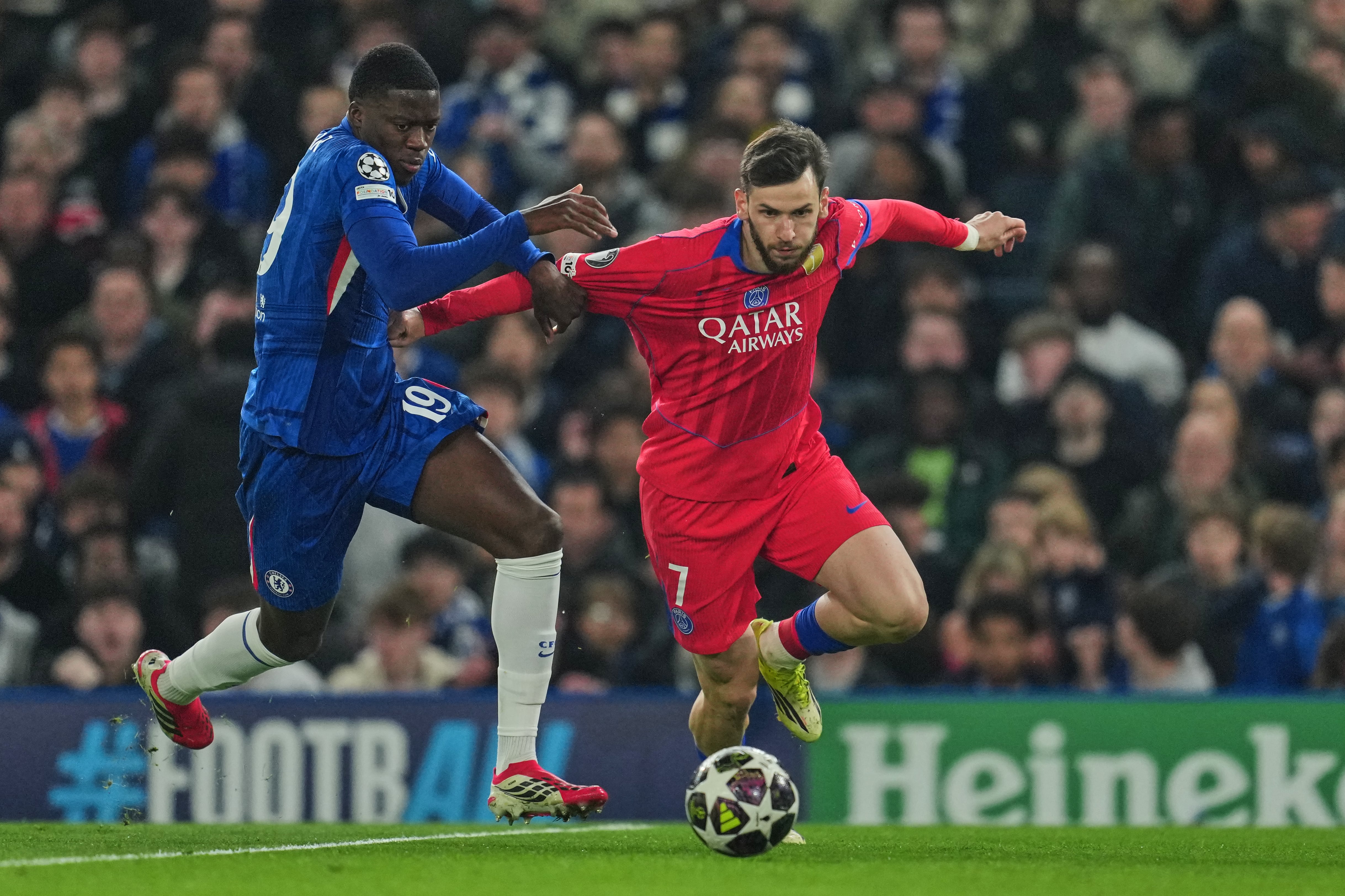 Khvicha Kvaratskhelia anotó el primer gol del PSG ante Chelsea.