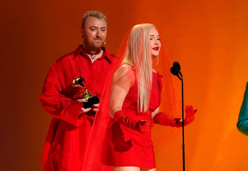 Kim Petras y Sam Smith en los Premios Grammy 2023.