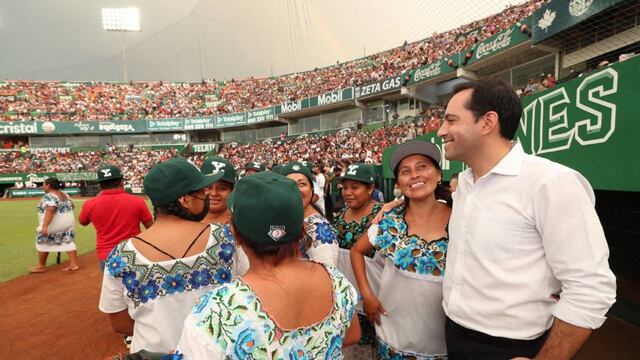 Mauricio Vila en el primer partido de softbol femenil en el Kukulcán