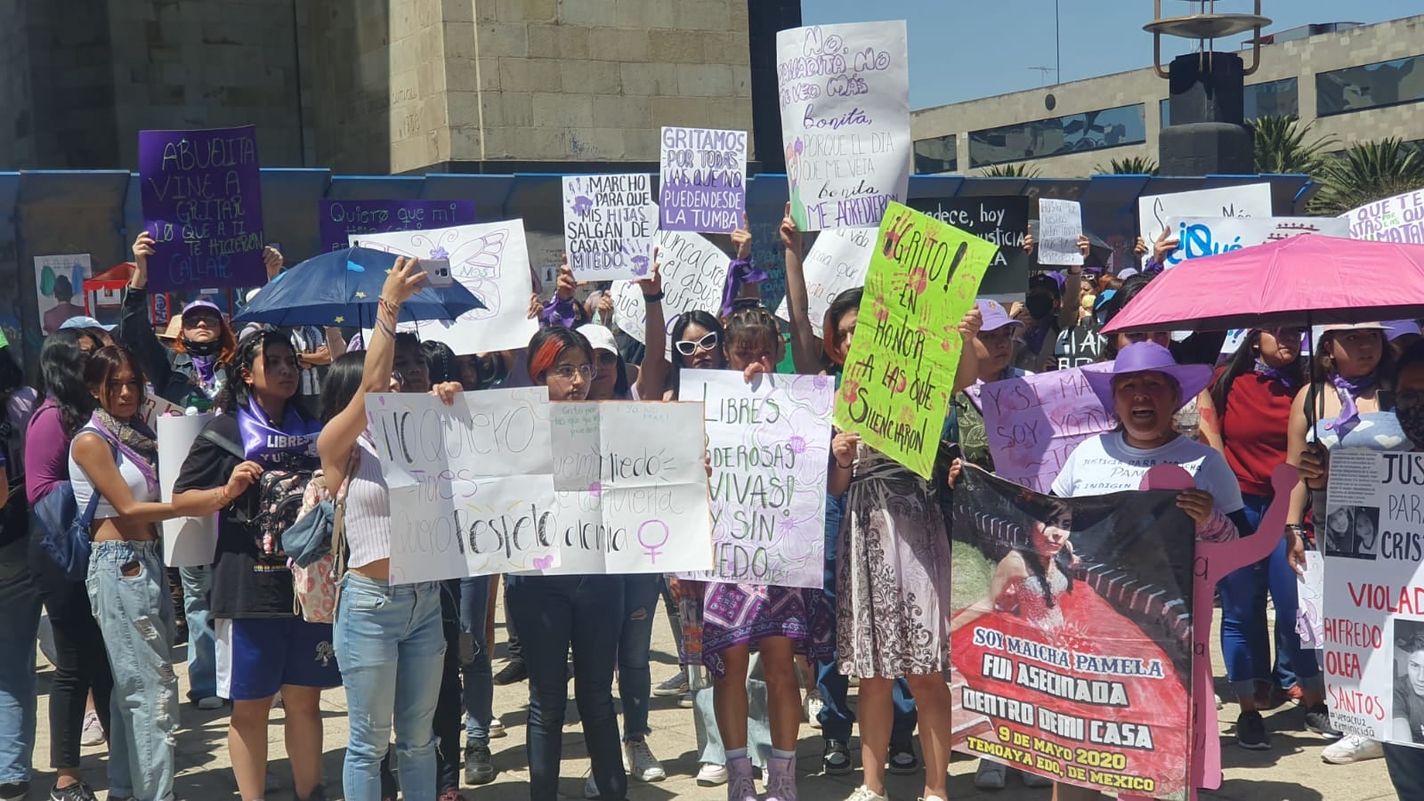 Mujeres se concentran en Monumento a la Revolución por marcha del 8 de marzo