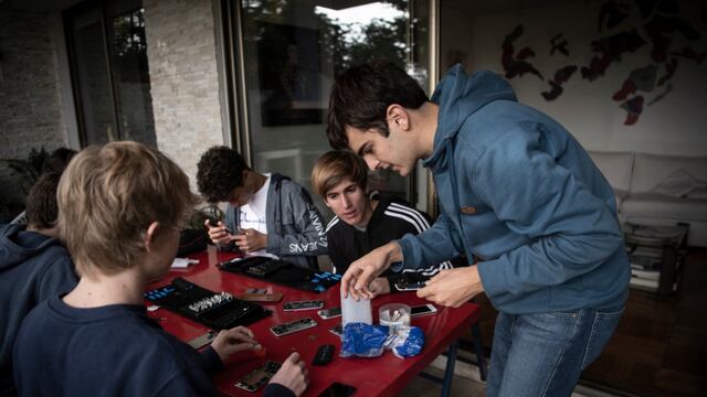 Tiberio Malaiu repara celulares para regalarlos a estudiantes