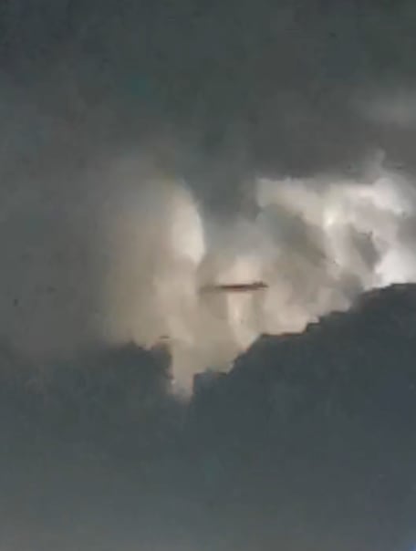 OVNI en tormenta eléctrica de Puebla