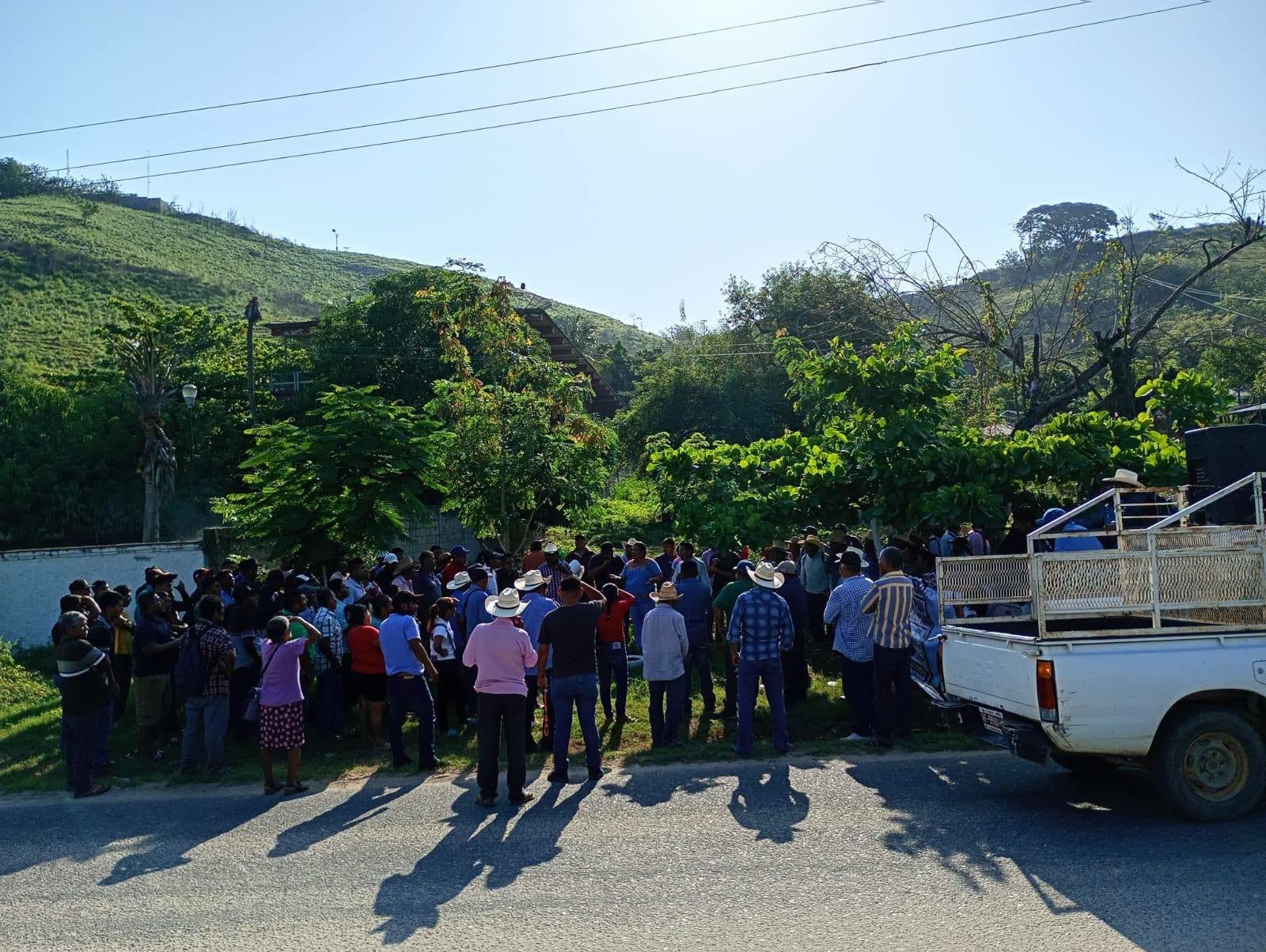 Bloquean Acapulco-Pinotepa Nacional exigiendo la liberación de Jesús Plácido Galindo.