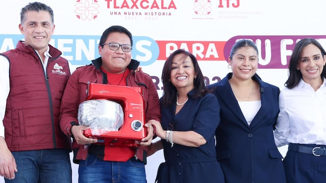 Lorena Cuéllar entrega apoyos a jóvenes con programa Herramientas para tu Futuro.