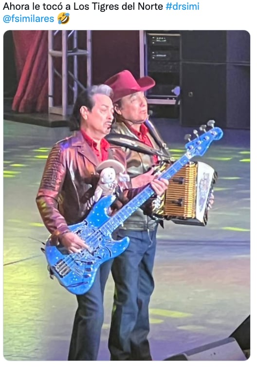 Los Tigres del Norte con un peluche del Dr. Simi