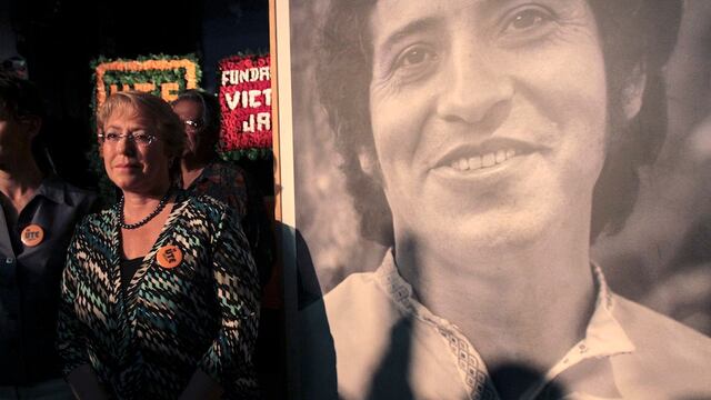 Víctor Jara en mural con expresidenta de Chile, Michelle Bachelet
