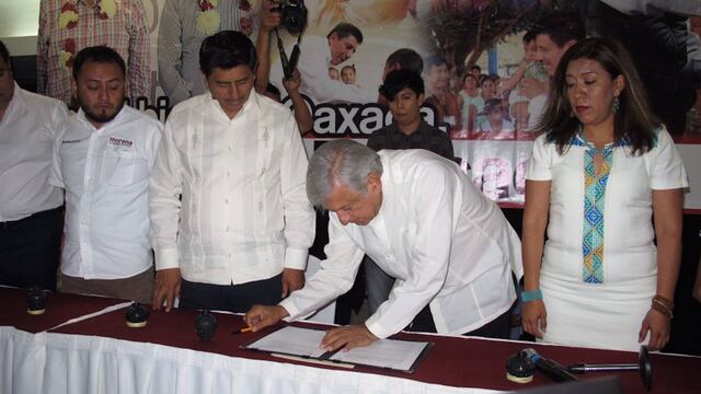 Andrés Manuel López Obrador. Firma del Acuerdo por la Transformación de la Educación en Oaxaca.