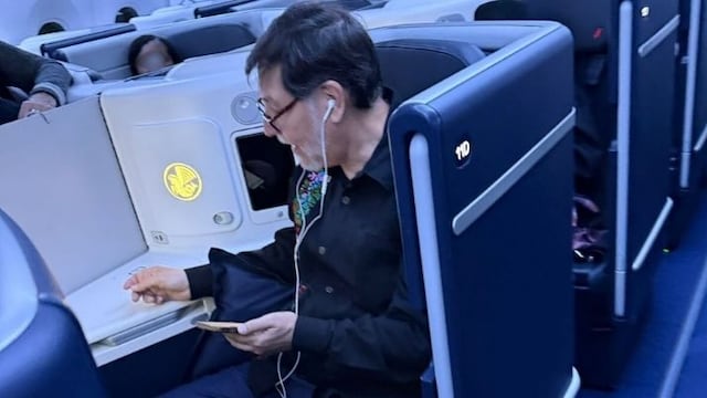 Gerardo Fernández Noroña en clase ejecutiva de Air France