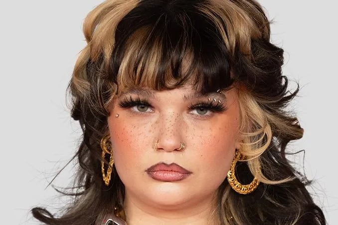 Lola Young cancela shows en México y globalmente tras sufrir desmayo
