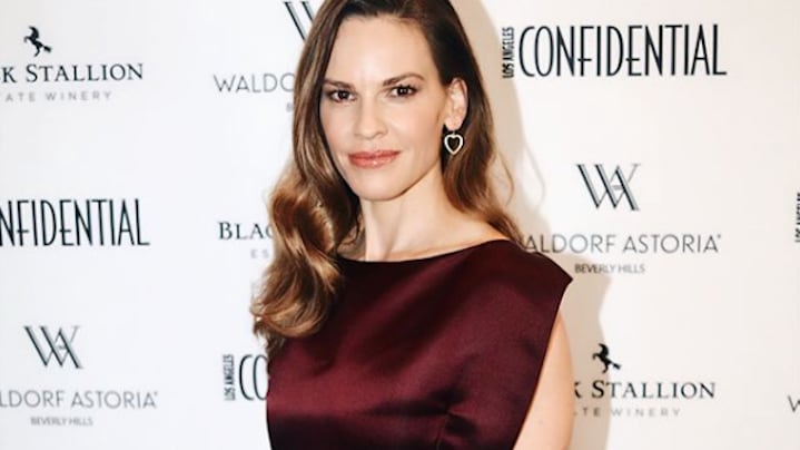 Hilary Swank para celebración de la revista Los Angeles Confidential