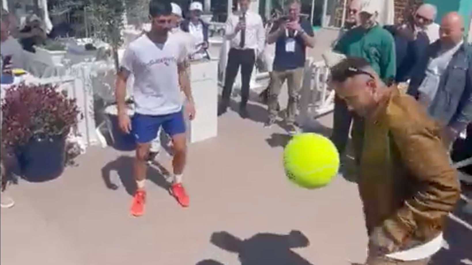 VIDEO: Neymar le enseña a dominar el balón a Novak Djokovic