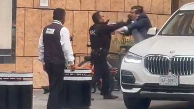 Policía y guardaespaldas se pelean