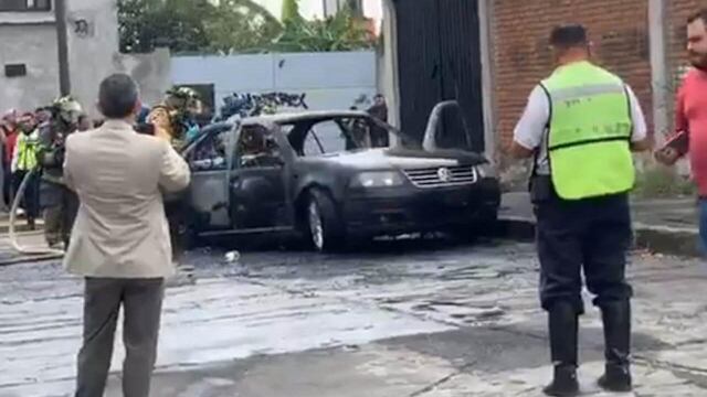 Tras cometer el atraco, los sujetos incendiaron un auto.