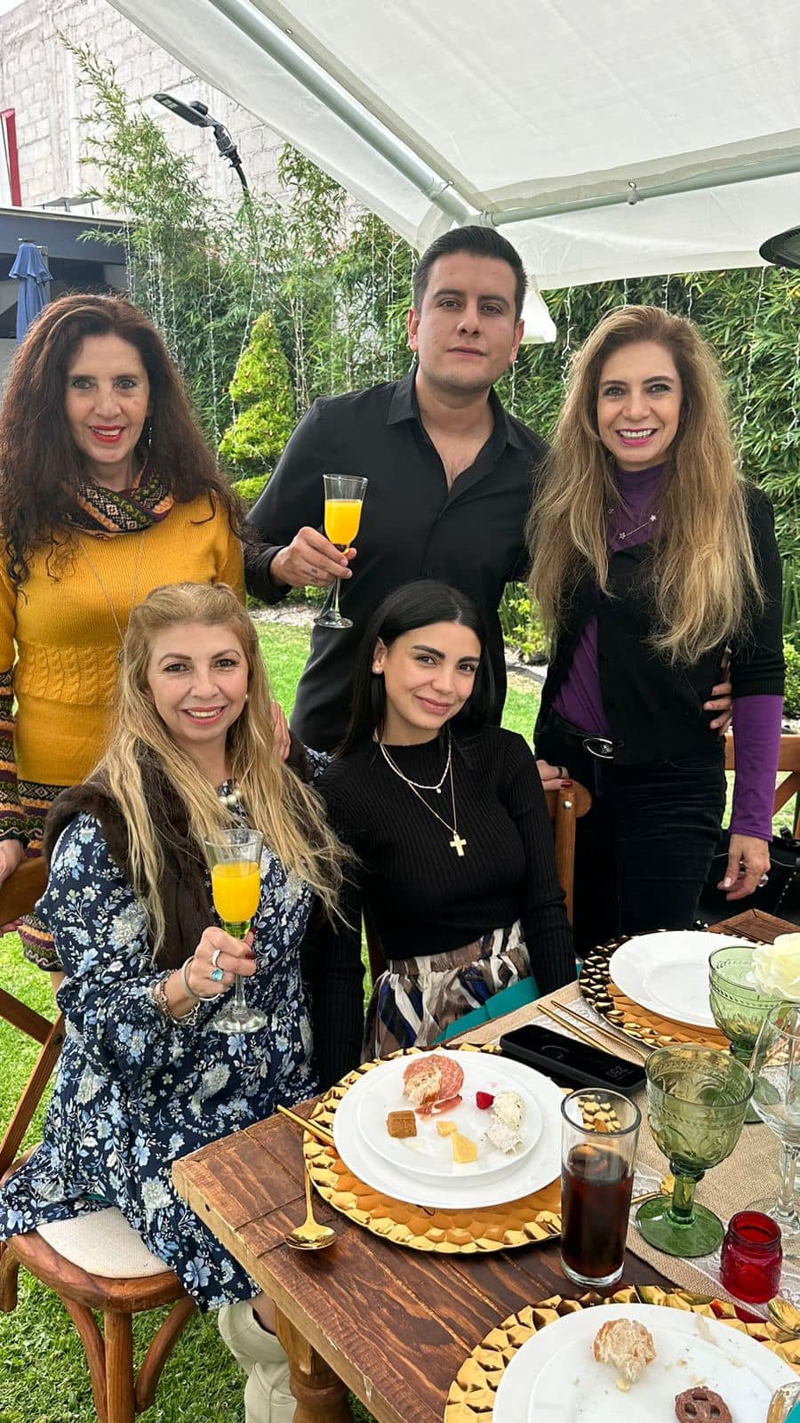Pablo Antonio Ramírez Peña y Andrea Otaolaurruchi en fiesta familiar.