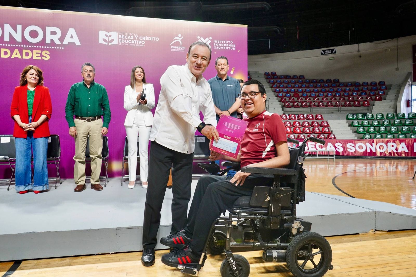 Sonora impulsa a atletas: Durazo otorga 657 becas deportivas.