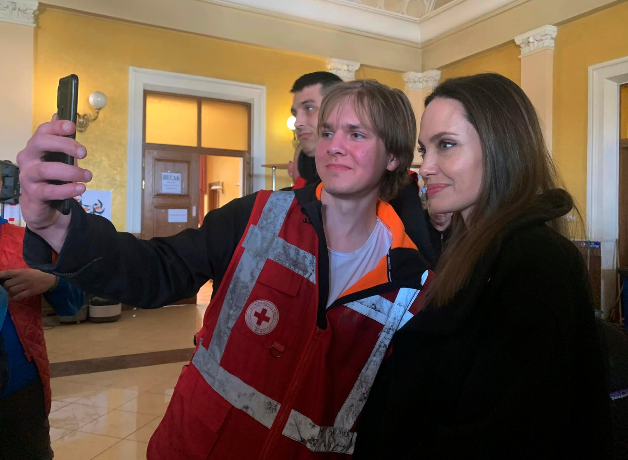 Angelina Jolie es evacuada de Ucrania por alerta de ataque aéreo