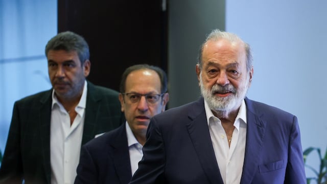 Arturo Elías Ayub, director de alianzas estratégicas y Contenidos de America Móvil; el empresario mexicano Carlos Slim Helú y Marco Antonio Slim Domit, presidente del Consejo de Administración de Grupo Inbursa
