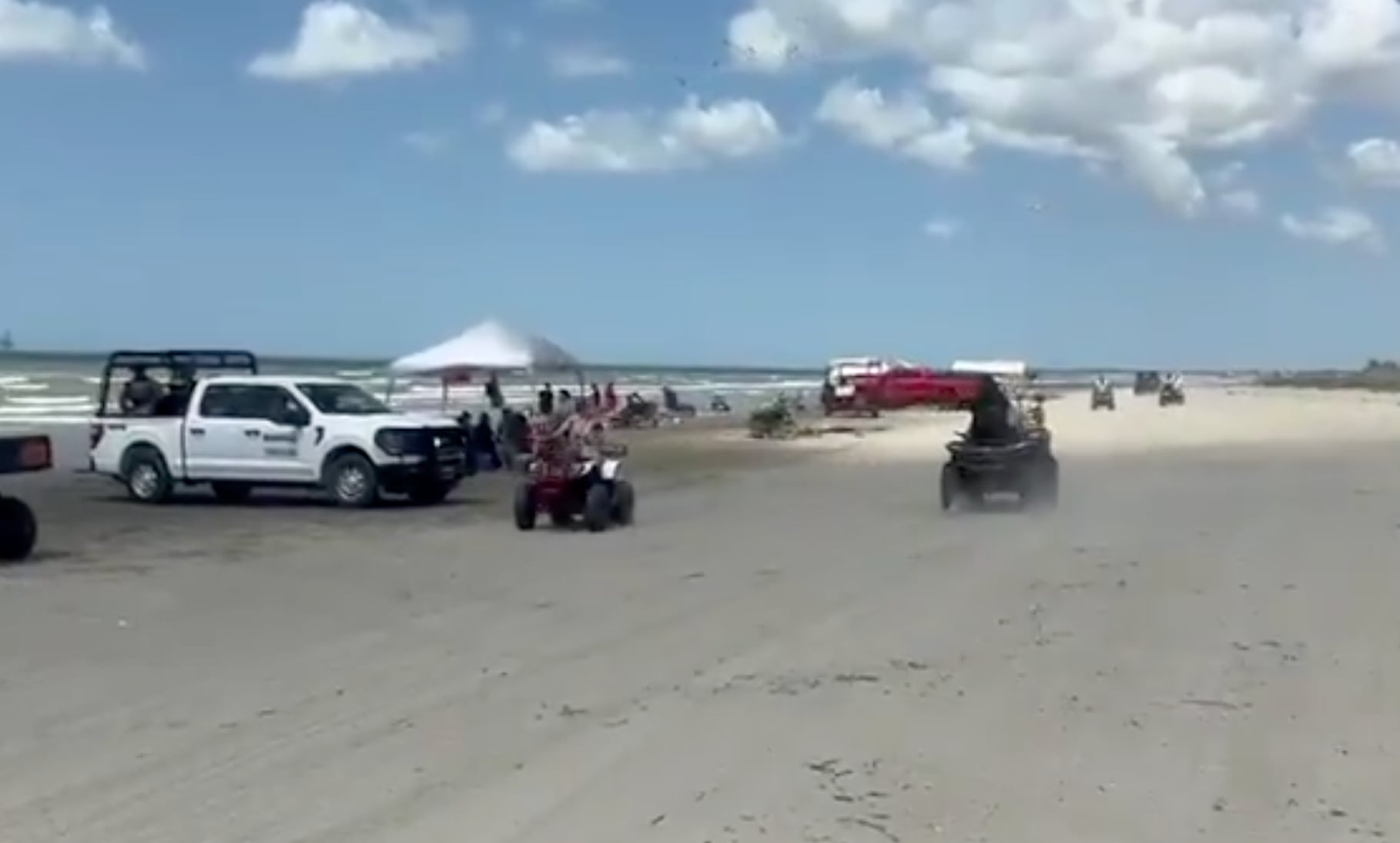 Turistas violan prohibición con cuatrimotos y razers en playas de Miramar