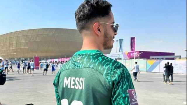 Un fanático de Arabia Saudita presumió el nombre de Messi en su jersey pese a enfrentar a Argentina.