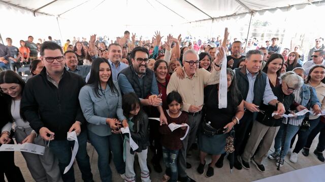 Rubén Rucha inaugura pavimentación de calle en Culiacán