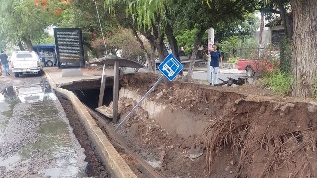 Socavón gigante se traga parada de autobús en Celaya