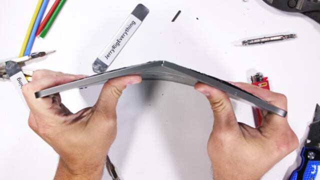 Un iPad Pro 2018 doblándose a la mitad.