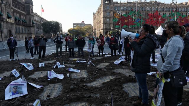 Protesta por desapariciones forzadas frente a Palacio Nacional