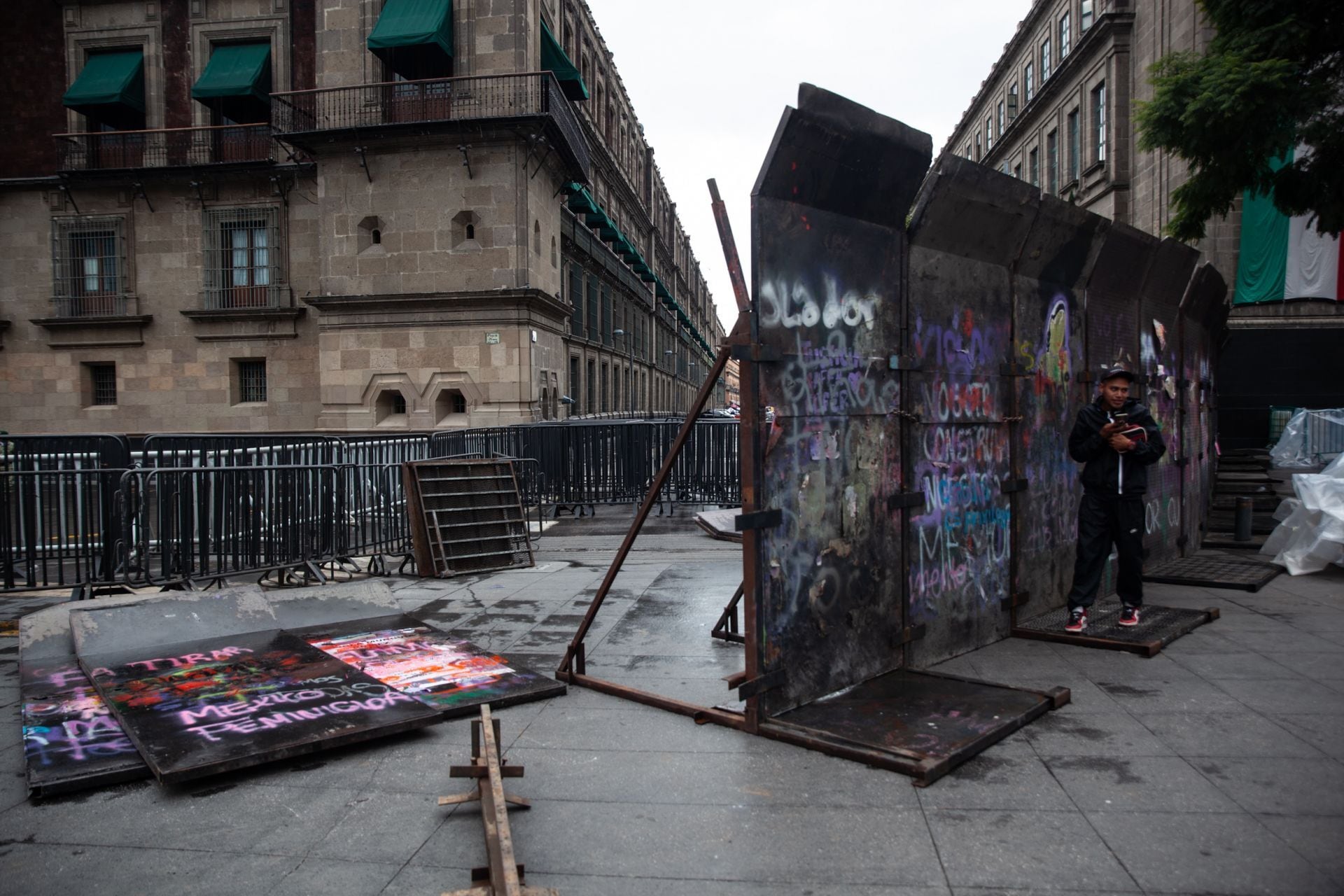 Refuerzan seguridad alrededor de Palacio Nacional a un día de la marcha por Ayotzinapa.