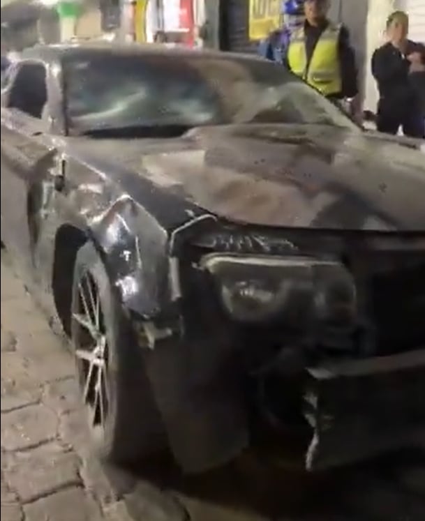 El auto del conductor terminó con graves destrozos