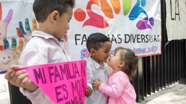 Hijos de familias homoparentales se manifiestan frente al Senado de México