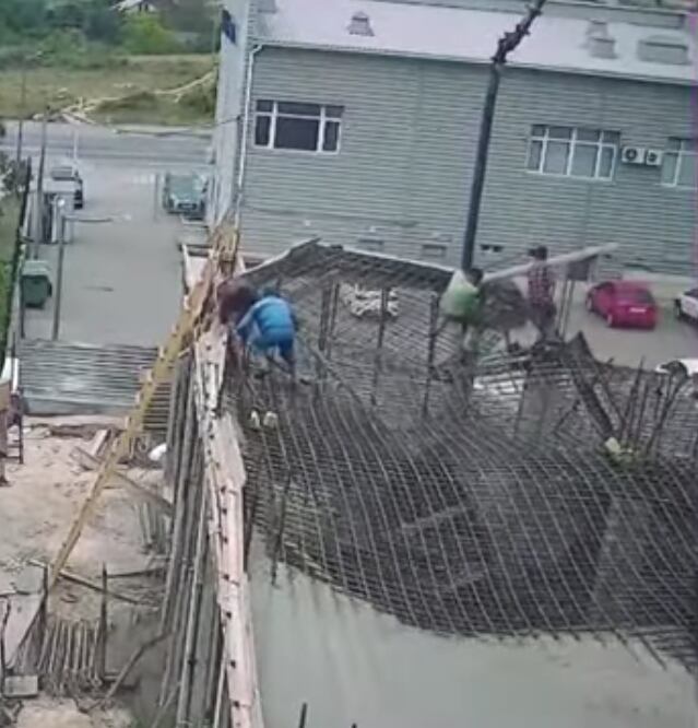 Albañiles sufren accidente en plena obra