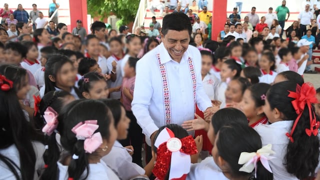 Salomón Jara entrega techado escolar.