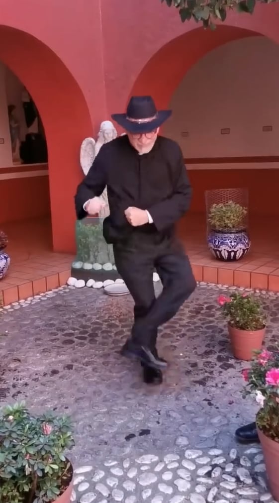 Padre José de Jesús bailando 'La boda del Huitlacoche'.