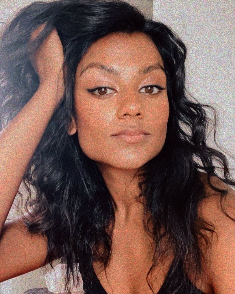 Simone Ashley, actriz.