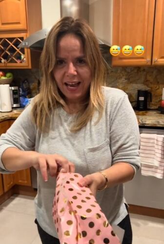 Hija regala juguete sexual a su mamá y así reaccionó en TikTok